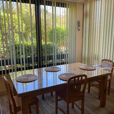 Un Havre De Paix Proche Du Centre Et Des Plages Grand Avec Un Canape Lit Et Un Coin Nuit Lit Double